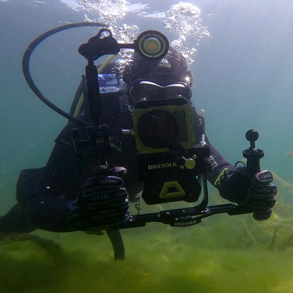 Diver using DiveVolk Seatouch 4 Max L Bracket underwater.