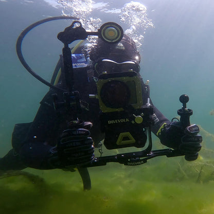 Diver using DiveVolk Seatouch 4 Max L Bracket underwater.
