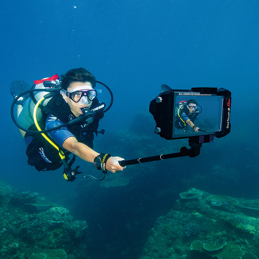 Diver using SeaTouch 4 Max underwater housing & lanyard