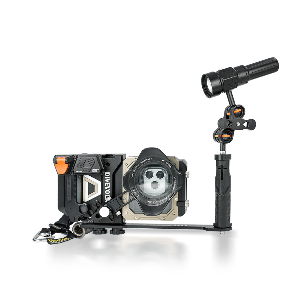 DIVEVOLK SeaTouch 6 PRO Creator SL20 Kit ¡ª housing with Underwater Wide-angle Lens, SL20 video light mounted on ball joint arm with handle grip, coil lanyard attached, white background.