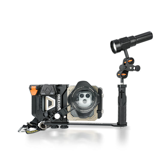 DIVEVOLK SeaTouch 6 PRO Creator SL20 Kit ¡ª housing with Underwater Wide-angle Lens, SL20 video light mounted on ball joint arm with handle grip, coil lanyard attached, white background.