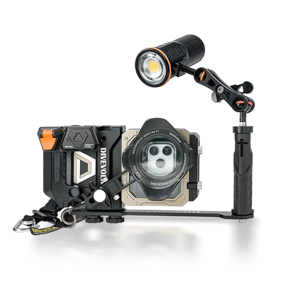 DIVEVOLK SeaTouch 6 PRO Creator SL50 Kit ¡ª housing with Underwater Wide-angle Lens, SL50 underwater video light mounted on adjustable ball joint arm with handle, coil lanyard attached, white background.