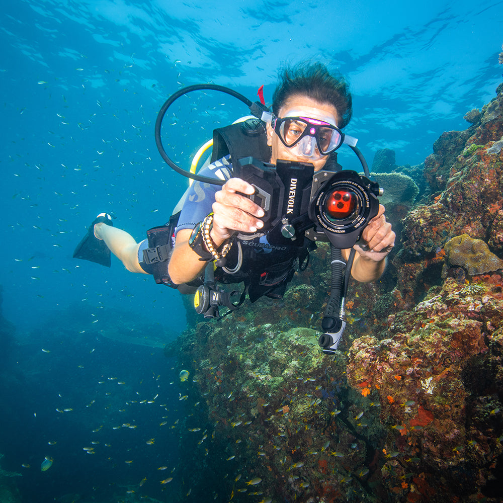Diver using DiveVolk SeaTouch 4 Max underwater phone housing