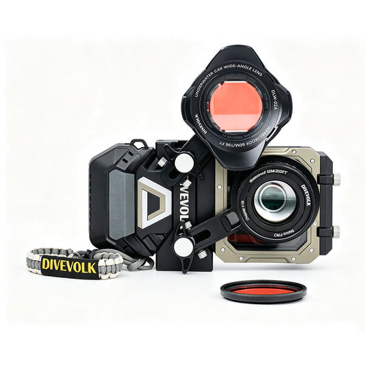DIVEVOLK SeaTouch 6 PRO Dual Lens Kit ¡ª housing with Macro Lens Pro +18 mounted, Underwater Wide-angle Lens DLW-02A and Deep Dive Red Filter displayed above and below, outdoor lanyard attached, white background.