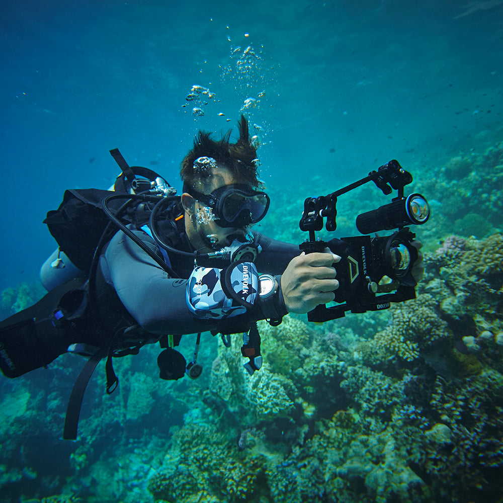 Diver with DiveVolk lens pocket for underwater photography.
