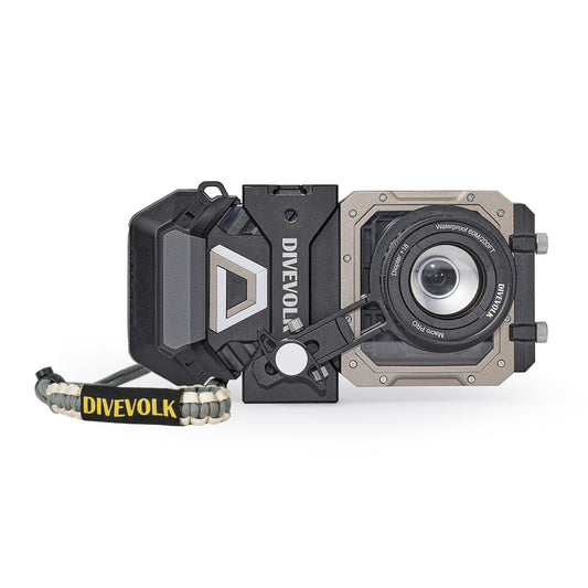 DIVEVOLK SeaTouch 6 PRO Macro Kit ¡ª housing with Macro Lens Pro +18 attached via expansion clamp, outdoor lanyard connected, white background product shot.
