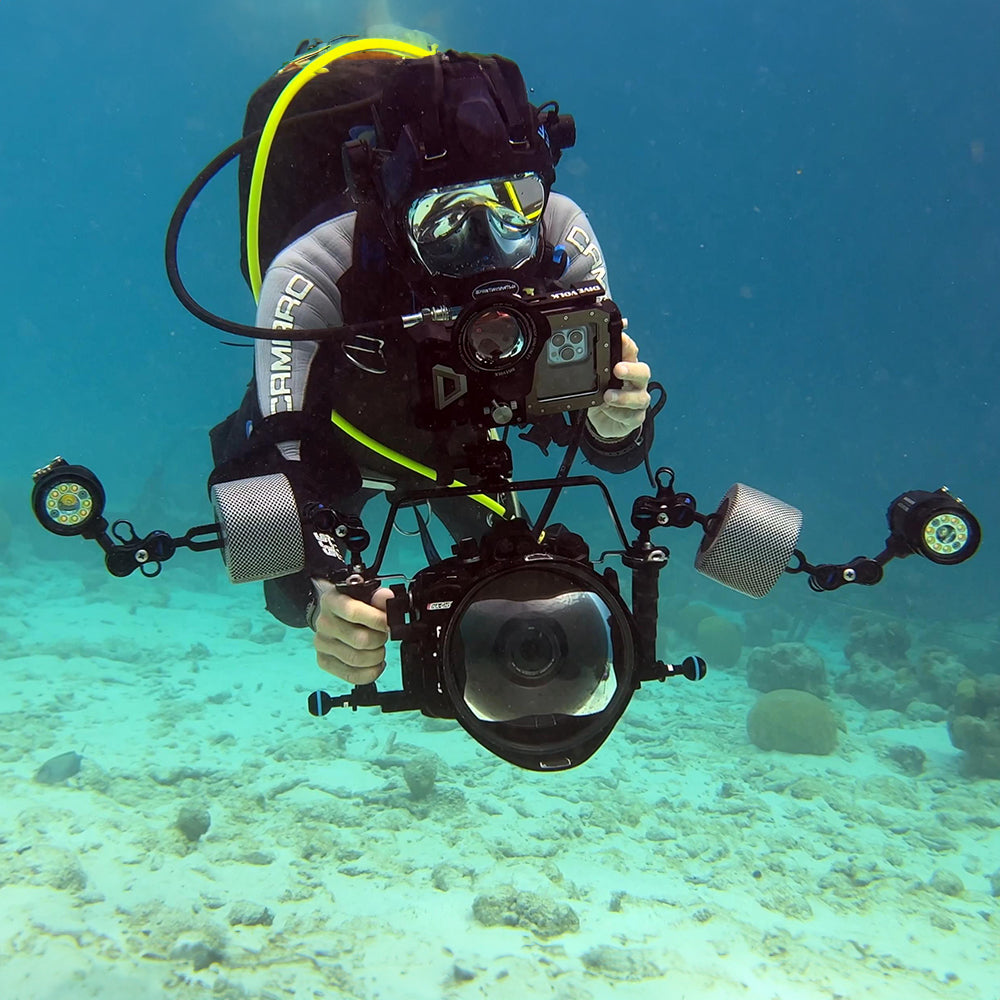 Diver using DiveVolk SeaLink WiFi transmitter