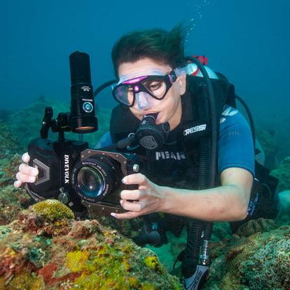 Diver using Divevolk SeaTouch 4 Max for underwater photography