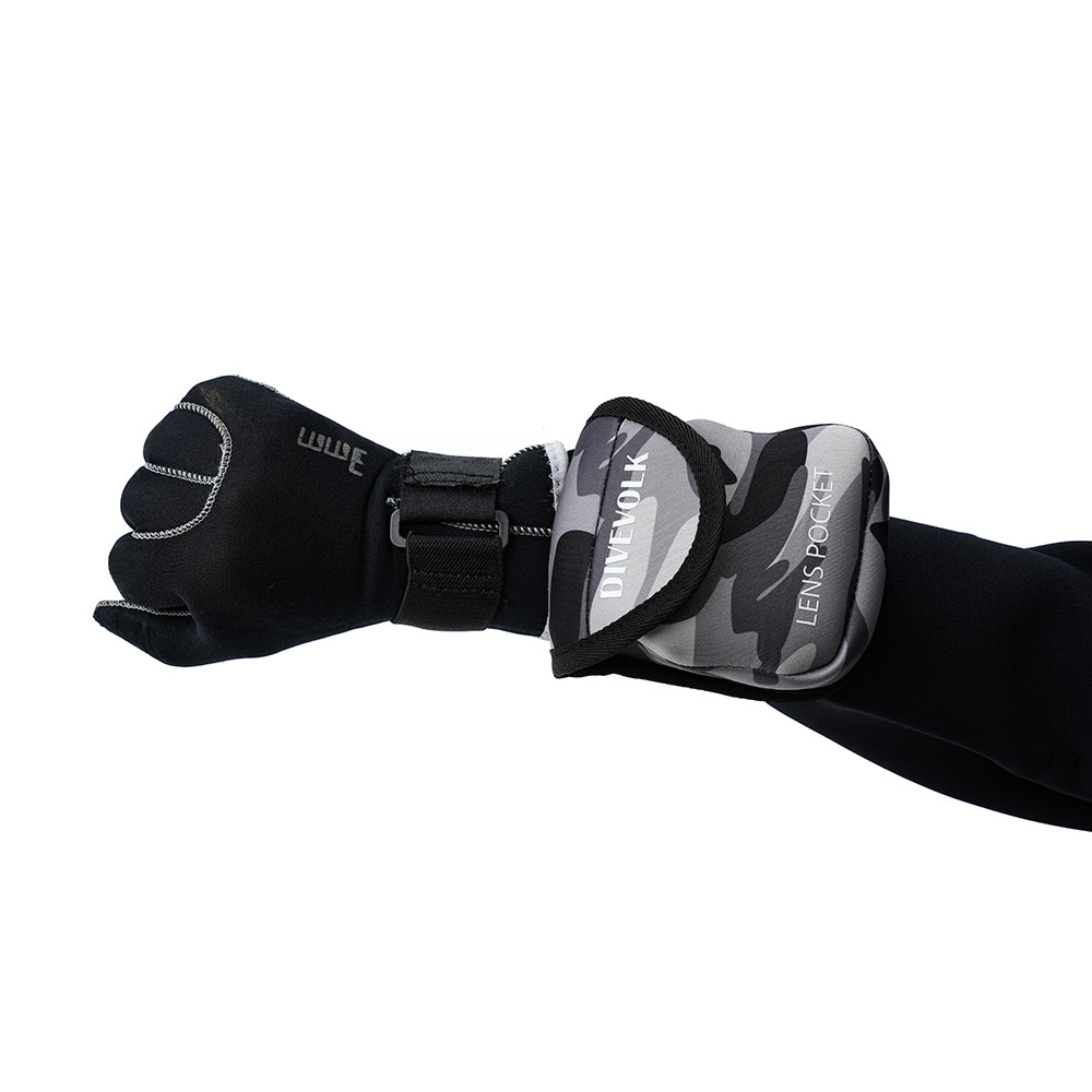 DiveVolk camo lens pocket on wetsuit. Underwater lens storage.